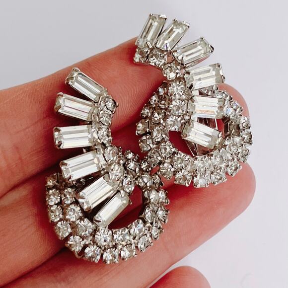 Mid Century Atomic Clear Rhinestone Clip On Earrings Swirl Baguette 50s Cocktail - Picture 4 of 9